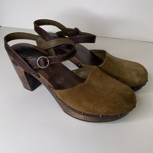 American Eagle olive green suede studded wooden heel ankle strap clogs size 9